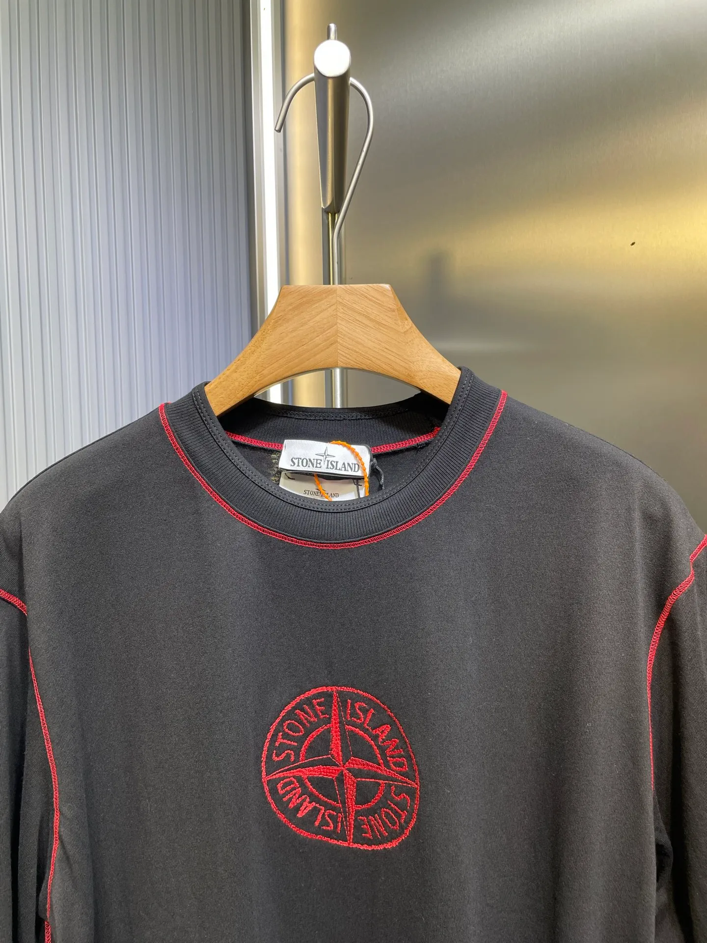 🅿️280 Stonelsland badge embroidered short sleeves. Customized elegant black silk cotton and linen plain fabric. Delicate and smooth, comfortable and skin-friendly. The iconic red Compass badge embroidery on the chest highlights the brand's imprint. Stitch art. The beauty of contrasting colors. The red stitches jump on the black base. The collision of fashion and creativity exudes irresistible charm. Process 1: Using imported machine embroidery technology, using advanced computer control systems and precision mechanical components to realize the red Compass badge embroidery operation. High precision, smooth and delicate lines. Process 2: Special machine for back-bottomed topstitch fine sewing. Special machine is used for topstitch sewing. The reverse side of the clothing is required to be carefully prepared before sewing. Ensure straight sewing lines, even stitches, smooth edges and beautiful appearance. Process 3: The fabrics are washed and have a better hand feel. Not easy to deform, not easy to shrink, not easy to fade, and maintain long-term beauty. Accessories: Customized 1:1 Stonelsland trademark. Version: Loose fit Size: S M L XL Style number: 25142-A20